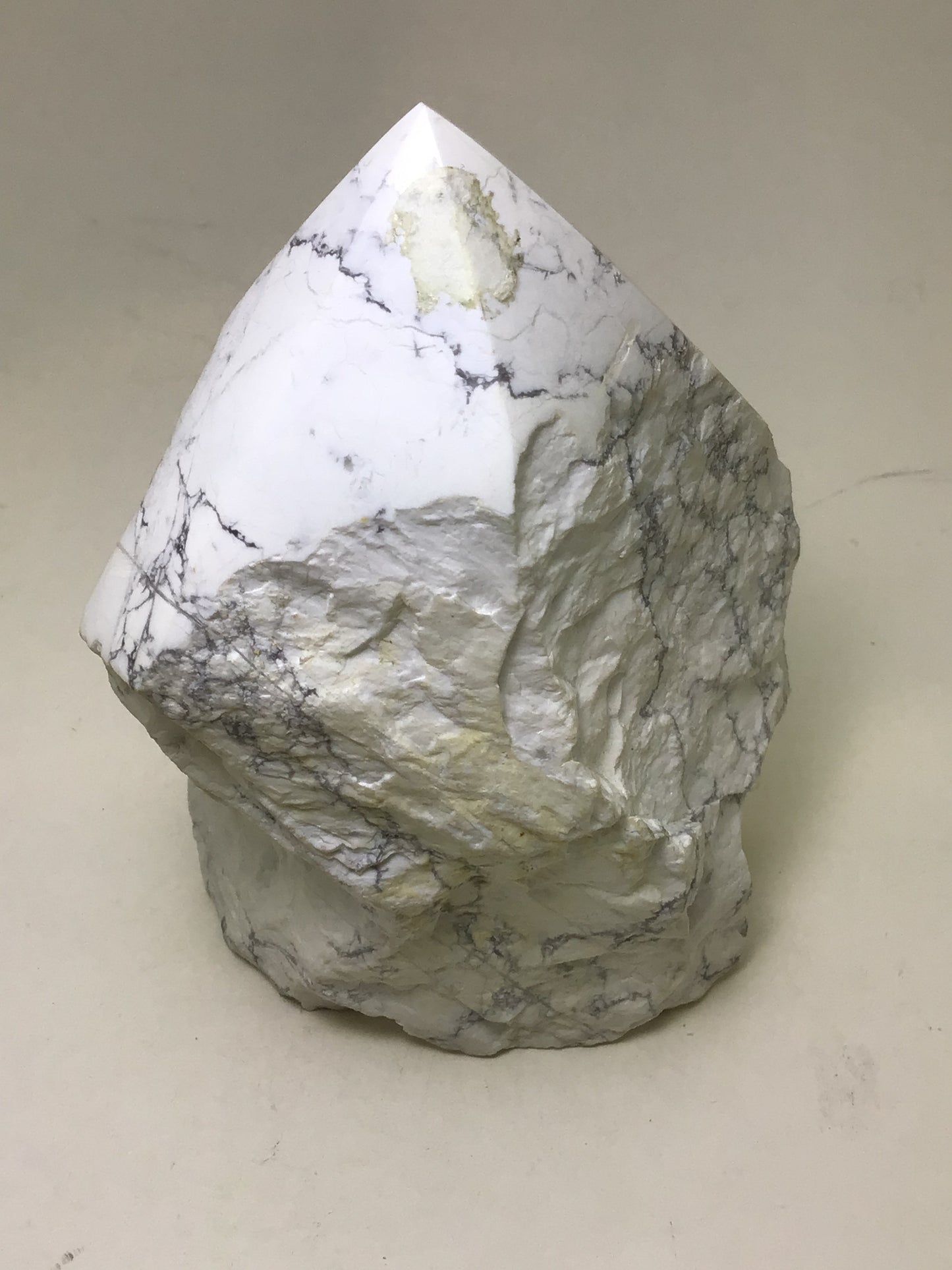Howlite Point