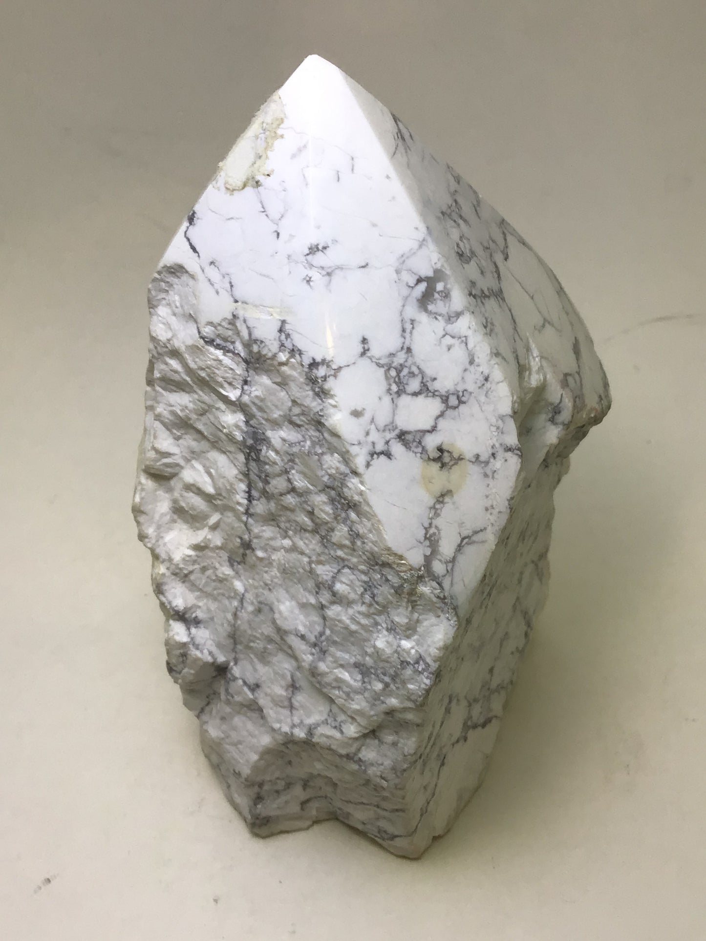 Howlite Point